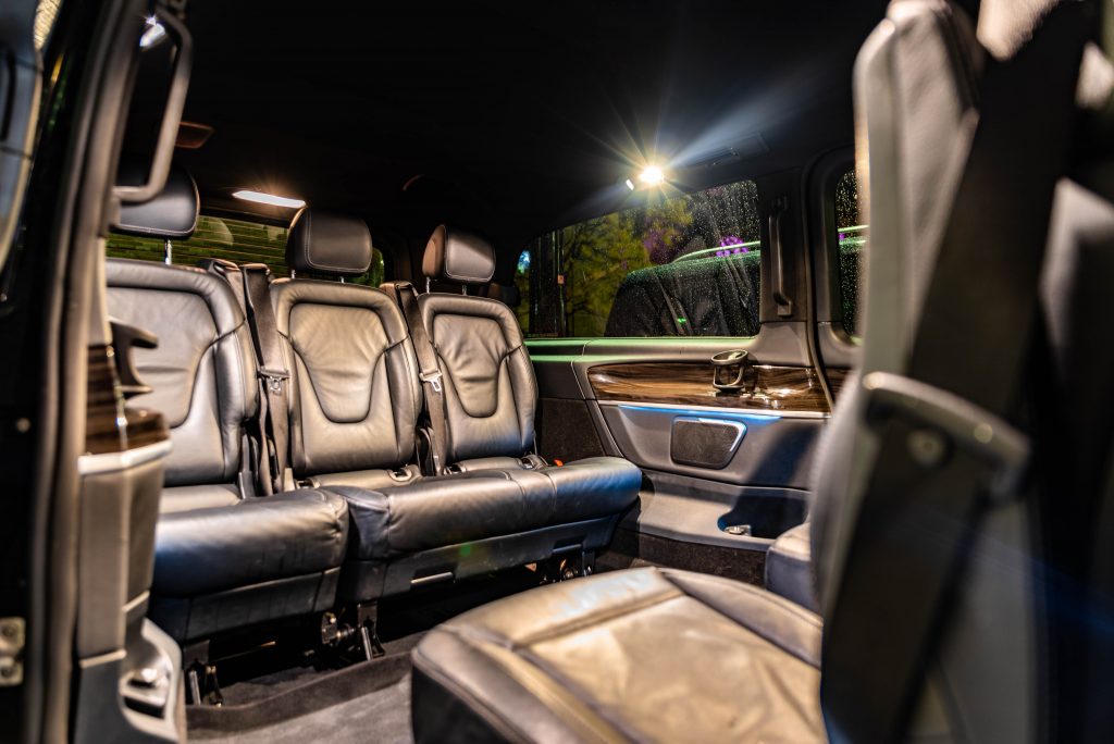 Intérieur aménagé Mercedes Classe V - Sièges individuels en cuir, espace pour 8 passagers